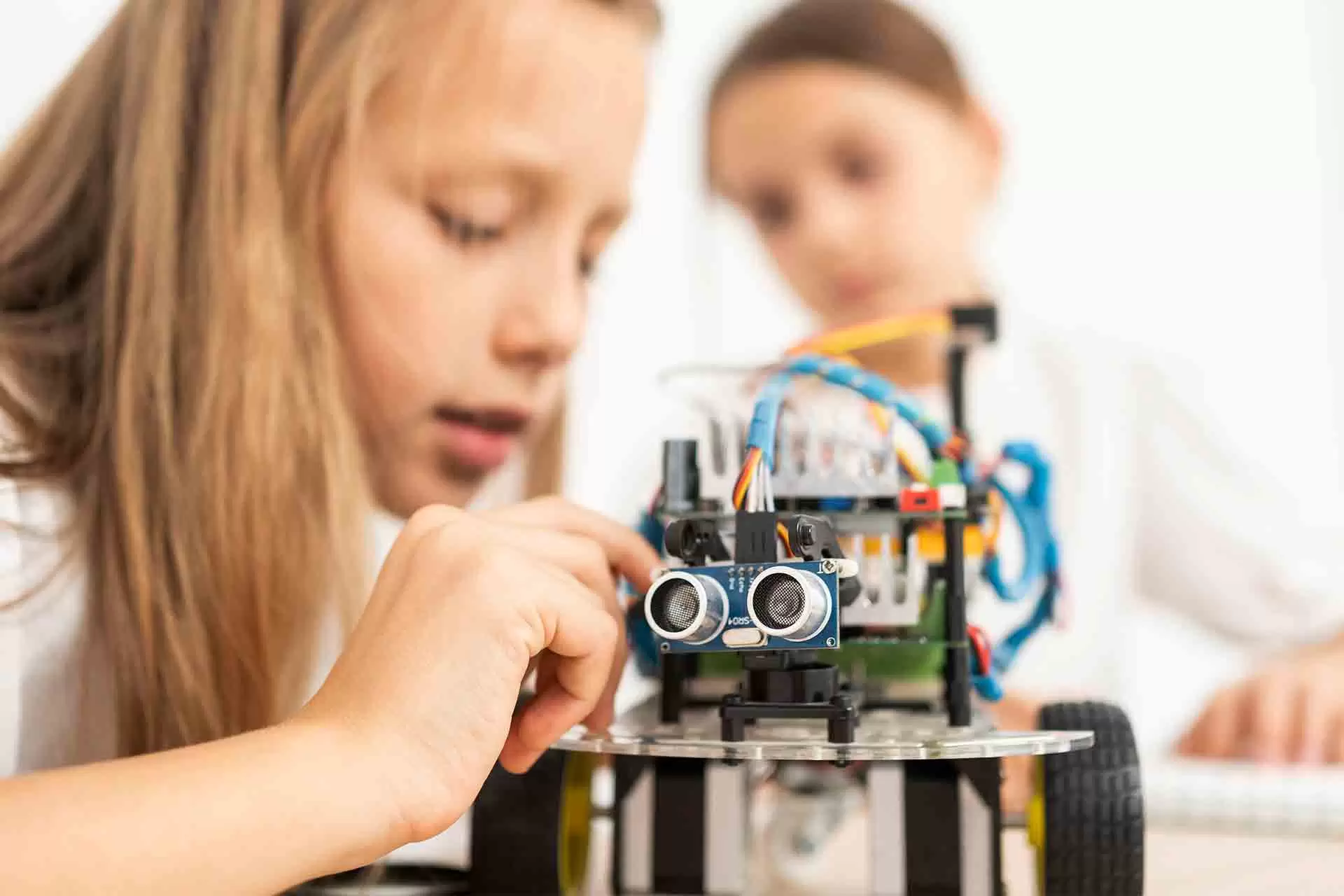 How Do Robots Think and Differ From Humans?