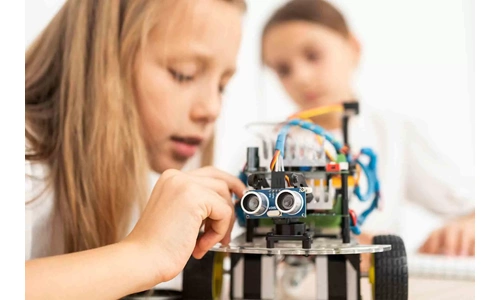 How Do Robots Think and Differ From Humans?